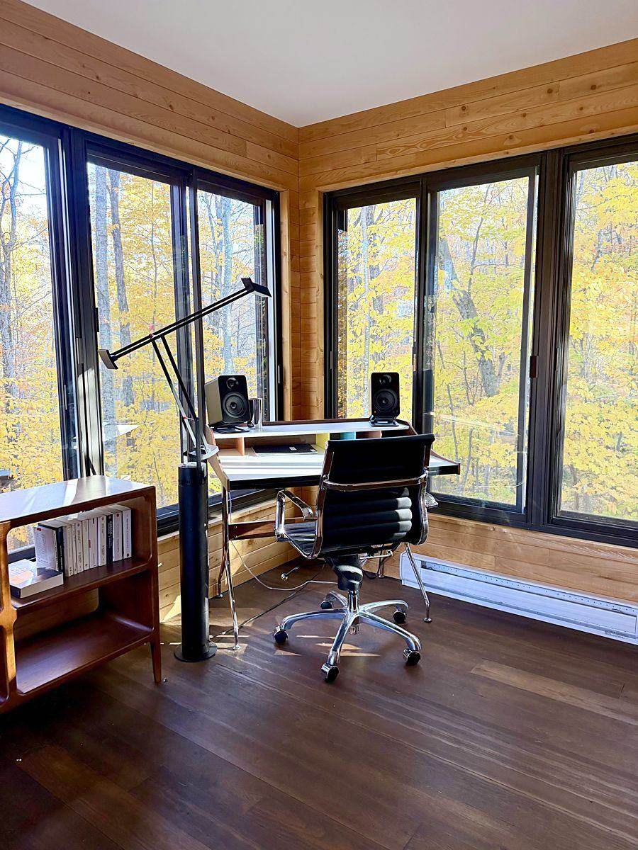 Le bureau de la chambre principale, devant les fenêtres et les érables dorés.