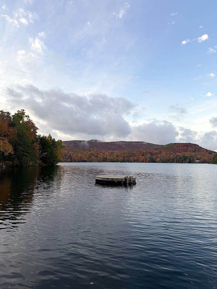 Le lac et son radeau sous un grand ciel.