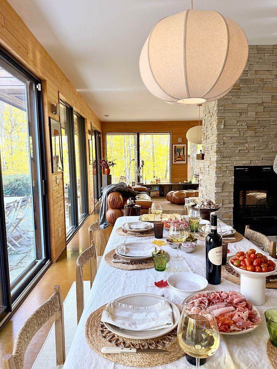 Un souper entre amis autour de la grande table.