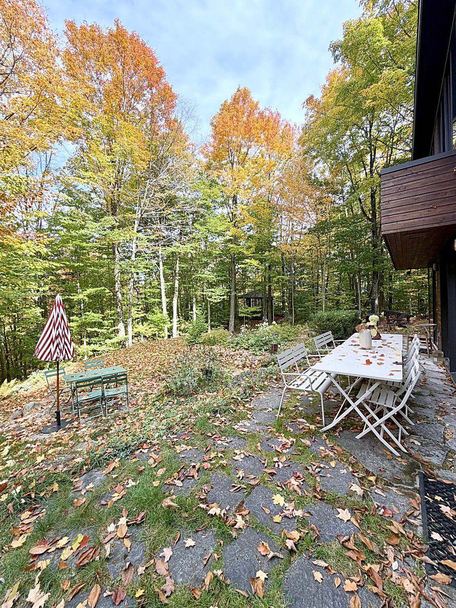 La table dressée dehors, sous les arbres en couleurs.