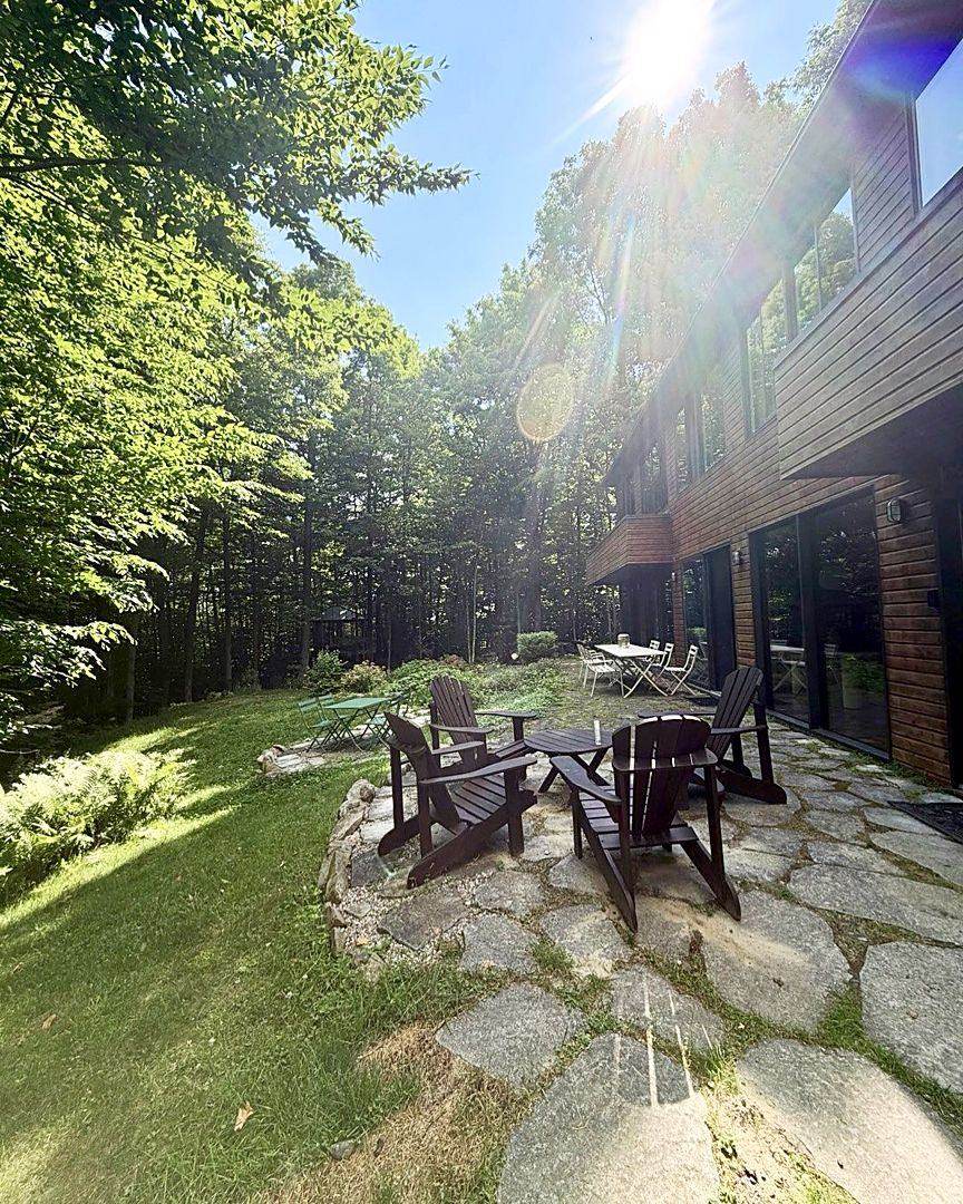 La terrasse en été, chaises Adirondack au soleil.